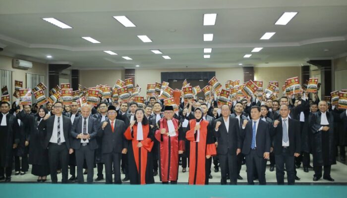 Wakil Ketua PT Medan Lantik 157 Advokat Peradi Di Wilayah Hukum Sumut