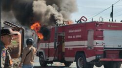 MOBIL Dinas Pencegahan Dan Pemadam Kebakaran Pemkab Deliserdang dibakar massa saat terjadinya aksi penggusuran di areal lahan garapan Jl. H Anif Desa Sampali Kecamatan Percut Seituan, Kamis (11/7). Waspada/Ist