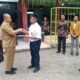 Kabid Pembinaan SMP Dinas Pendidikan Kota Medan menyerahkan perlengkapan peserta Fortasi kepada salah seorang siswa dalam kegiatan pembukaan Fortasi TP 2024-2025 SMP Muhammadiyah 1, Senin (8/7).Waspada/Erzilmarkos