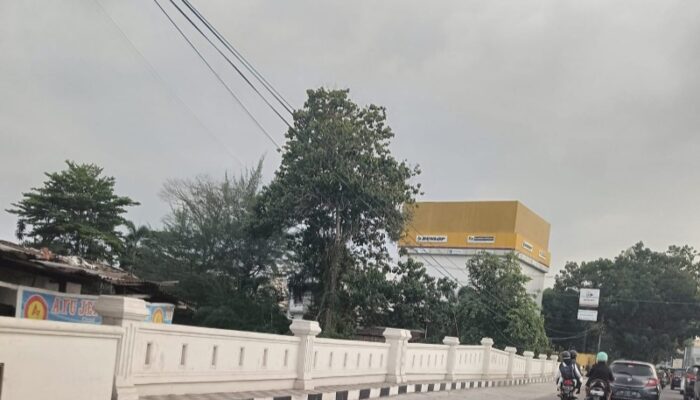 Lampu Hias Di Jembatan Jalan Adam Malik Lenyap