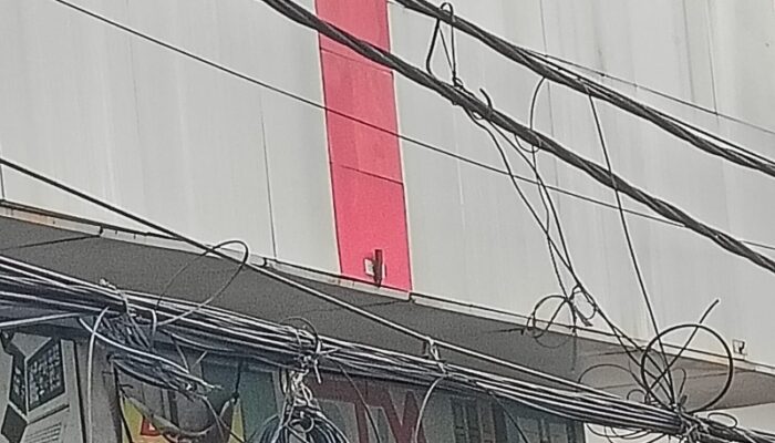 Pemko Medan Diminta Peduli Banyak Kabel Bergantungan
