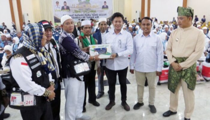 Sahabat Bobby Batu Bara Bagikan Oleh-oleh Untuk Jamaah Haji Kloter 11