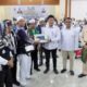KETUA Sahabat Bobby Kab. Batu Bara, Ali Nafiah Bastian, SH menyerahkan secara simbolis oleh-oleh berupa kurma kepada jamaah haji Kloter 11 di Asrama Haji Medan, Jumat (5/7) sore. Waspada/Surya Efendi