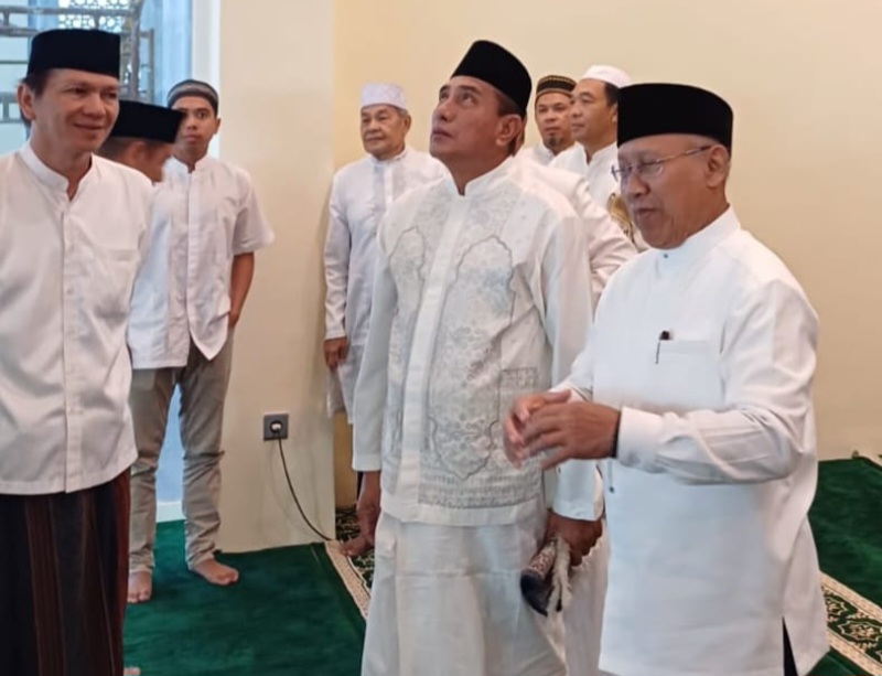 GUBSU periode 2018-2023 Edy Rahmayadi, bersama pengurus BKM dan jamaah Masjid Baiturrahman, memperhatikan kondisi masjid yang telah selesai direnovasi. Waspada/ist