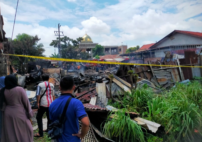 TUJUH rumah semi permanen dan dua unit mobil terbakar di Jl. Bersama, Kelurahan Bantan, Kecamatan Medan Tembung, Selasa (9/7). Waspada/ist