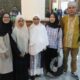 H. Faisal Rangkuti, SE (kanan), pemilik rumah makan Rangkuti Jl. Mandala By Pass Medan bersama keluarga saat menyambut kedatangan kakak kandungnya Hj. Nurjanah (tengah) dari Tanah Suci di Asrama Haji Medan. Waspada/Surya Efendi
