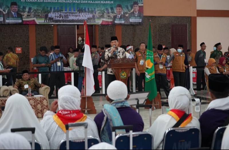 KEPALA Bagian Tata Usaha (Kabag TU) Kanwil Kemenag Sumut H. Muhammad Yunus, MA saat menyambut kedatangan jemaah haji di Aula 1 Madinatul Hujjaj Asrama Haji Medan. Waspada/ist