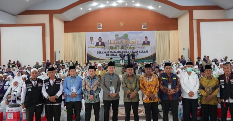 WALI Kota Binjai Amir Hamzah, Kakan Kemenag Binjai Saparuddin, Kabag TU Kanwil Kemenag Sumut, Drs. H. Muhammad Yunus MA, Kabid PHU Kanwil Kemenagsu yang juga Sekretaris PPIH Debarkasi Medan Dr.Zulfan Efendi serta undangan lainnya foto bersama. Waspada/Anum Saskia