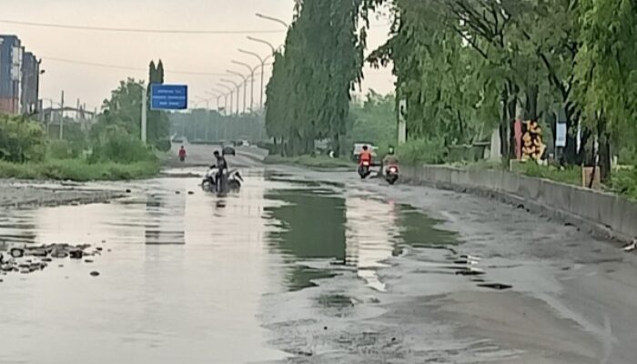 Jalan Raya Pelabuhan Hancur Dan Tergenang Air