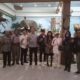 PENGUSAHA, tokoh nasional sekaligus Pemilik "Rahmat" International Wildlife Museum & Gallery, DR H Rahmat Shah berfoto bersama tim, kru dan pekerja seni Film Samudera, Rabu (17/7). Waspada/Ist