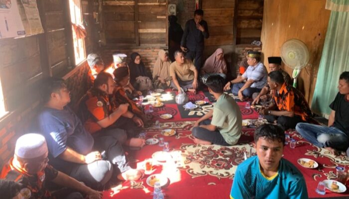 Relawan PMA-AFN Santuni Keluarga Korban Hanyut Di Huristak