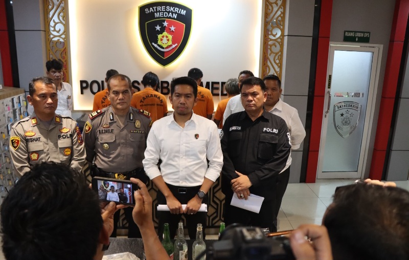 WAKASAT Reskrim AKP Madya Yustadi saat memberikan penjelasannya kepada sejumlah wartawan, Selasa (23/7) terkait penangkapam terhadap Empat pelaku penyerangan terhadap sejumlah petugas Kepolisian saat pelaksanaan eksekusi di lahan garapan PTPN II Jl. H Anif Desa Sampali Kecamatan Percut Seituan. Waspada/Ist
