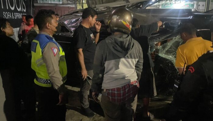 Tabrak Pembatas Jalan, Mobil Fortuner Terbalik Dan Rubuhkan Tiang Knopi