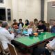 KETUA Umum Yayasan UISU Ir Indra Gunawan, MP bersama pengurus yayasan saat menerima kunjungan empat mahasiswa/i FAI Prodi Hukum dan Keluarga yang lolos seleksi P2MW serta pembimbing di ruang kerjanya, kemarin. Waspada/Ist