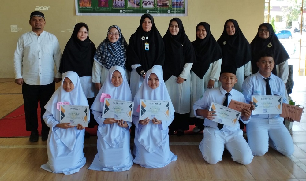 Kepala SMA Nurul ‘Ilmi Padangsidimpuan Elfira Rosa Nasution, S.Pd  (3 kiri) dan Panitia MPLS 2024 SMA Nurul ‘Ilmi foto bersama dengan peserta MPLS terbaik dan Karya Terbaik, di GOR YPI BM Muda Nurul 'Ilmi Padangsidimpuan, Rabu (17/7). Waspada/Mohot Lubis.