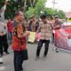 Gabungan mahasiswa dan pemuda Aceh Singkil dengan membentangkan spanduk tuntutan, saat berorasi di hadapan Kabag Umum PT Socfindo Medan, Jumat (12/7/) kemarin. WASPADA/Ariefh