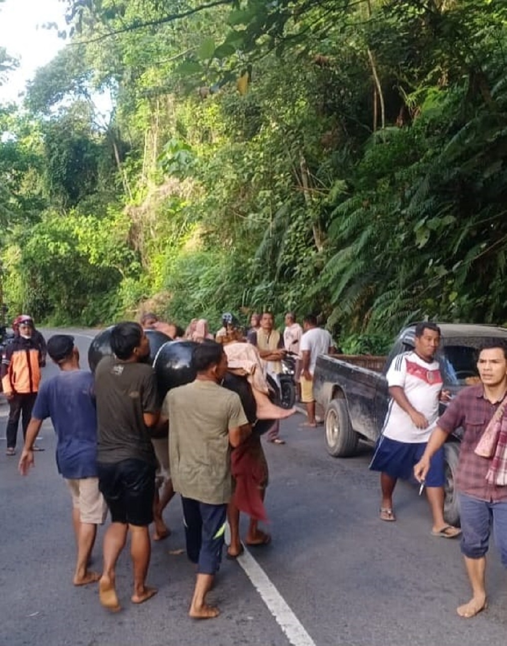 Diduga Mengantuk, Mobil Kijang Terjung Bebas Ke Sungai Diduga Mengantuk, Mobil Kijang Terjung Bebas Ke Sungai