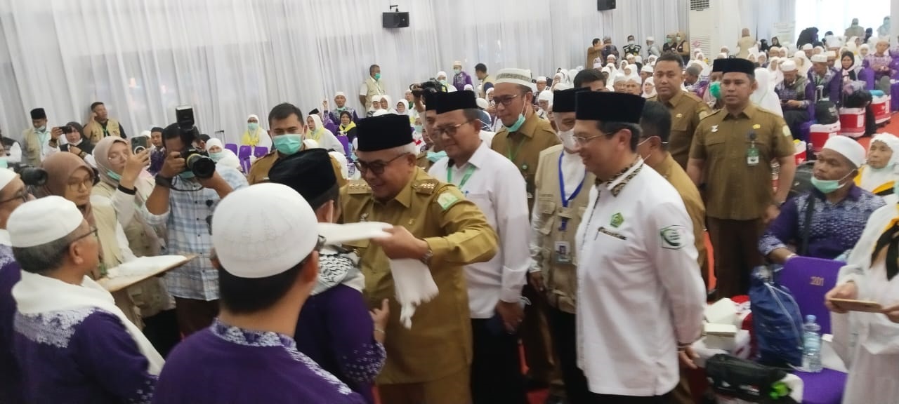 Irjen Kemenag: "Kami Senang Menorehkan Senyum Untuk Jamaah" Irjen Kemenag: "Kami Senang Menorehkan Senyum Untuk Jamaah"