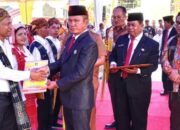 Penyerahan SK oleh Seda Esron Sinaga kepada salah seorang PPPK.(Waspada/Hasuna Damanik).