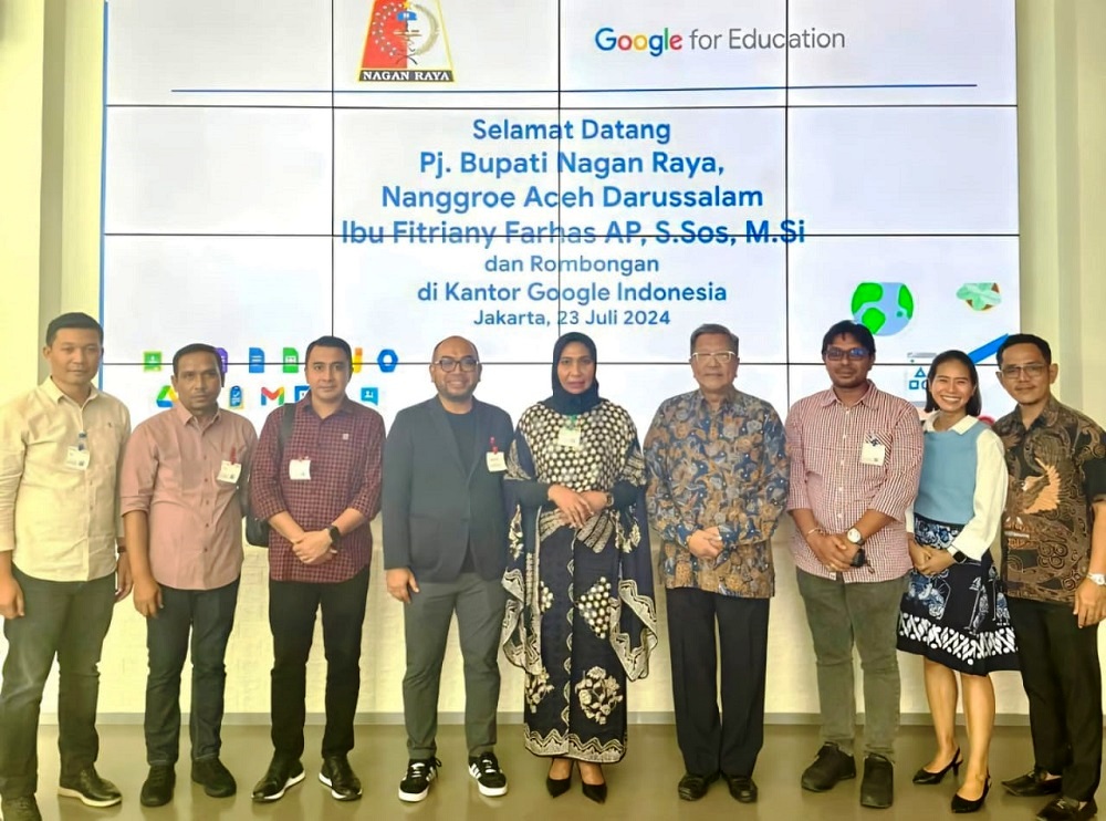 Pj Bupati Nagan Raya Fitriany Farhas bersama rombongan saat mendatangi Google Indonesia di Jakarta, Jumat (26/7). Waspada/Ist