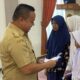 Plt Kepala Dinas Perkim LH Kabupaten Batubara, Lendi Aprianto. ST memberikan santunan kepada anak yatim pada sosialisasi GRK tahun 2024