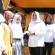 Wakil Bupati Madina, Atika Nasution saat memberikan buku yasin kepada pengajian, dan KTP kepada pemilih pemula secara simbolis di Desa Sikapas. (Waspada/ist).