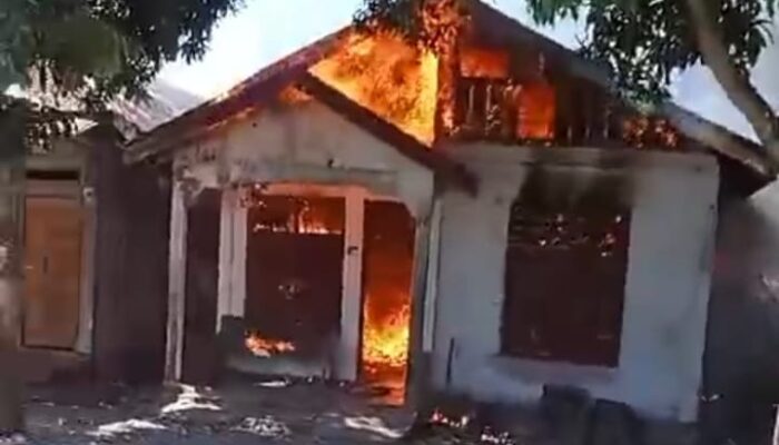 Dua Rumah Ludes Terbakar