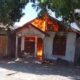 Dua rumah terbakar di Desa Kuala Tripa Kecamatan Tripa Makmur Nagan Raya, Senin (15/7).(Waspada/Muji Burrahman)