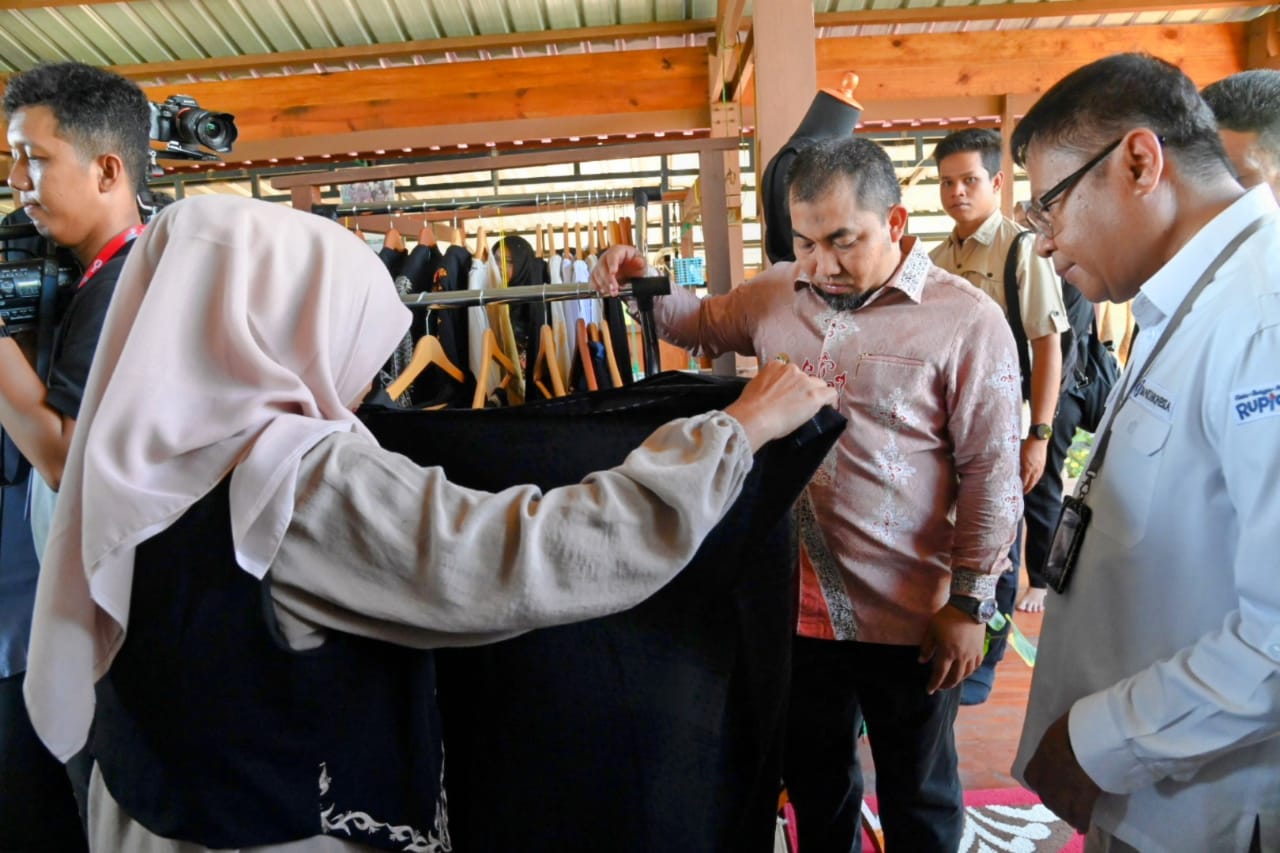 Rumah Tenun Mutiara Songket Diresmikan Rumah Tenun Mutiara Songket Diresmikan