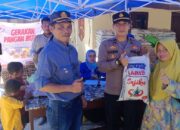 Kapolsek Ipda M Sabri didampingi Kabid Distribusi Cadangan Pangan Achyaruddin menyerahkan paket sembako kepada masyarakat, di Mapolsek Gunung Meriah, Selasa (2/7). WASPADA/Ist