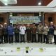 Asisten I Sekdakab Aceh Besar Farhan AP bersama unsur Forkopimda, Kakankemenag Aceh Besar H Saifuddin, unsur BPN Aceh Besar, pengurus Badan Wakaf Indonesia Cabang Aceh Besar, Kepala OPD terkait, camat, Kepala KUA, nazhir, dan sejumlah keuchik foto bersama usai penyerahan sertifikat 21 persil tanah wakaf di aula Baharuddin Lopa, Kantor Kejaksaan Negeri Aceh Besar di Kota Jantho, Rabu (10/7). (Waspada/Ist)