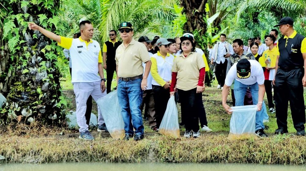 Bupati Simalungun Radiapoh H Sinaga bersama istri, saat menghadiri kegiatan Haroan Bolon di Kec. Hutabayu Raja, Rabu (10/7).(Waspada/ist).