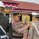 Kapolres Simalungun AKBP Choky S Meliala menyematkan pita kepada salah seorang peserta.(Waspada/ist).