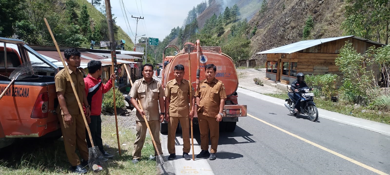 Hutan Di Samosir Terbakar, Hingga Kini Masih Dilakukan Pemadaman Hutan Di Samosir Terbakar, Hingga Kini Masih Dilakukan Pemadaman