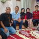 Ketua YARA, Safaruddin (2 kiri) bersama tokoh Aceh dan sejumlah pemuda dan warga Thailand di Patani, Thailand, Kamis (4/7). Waspada/Ist.