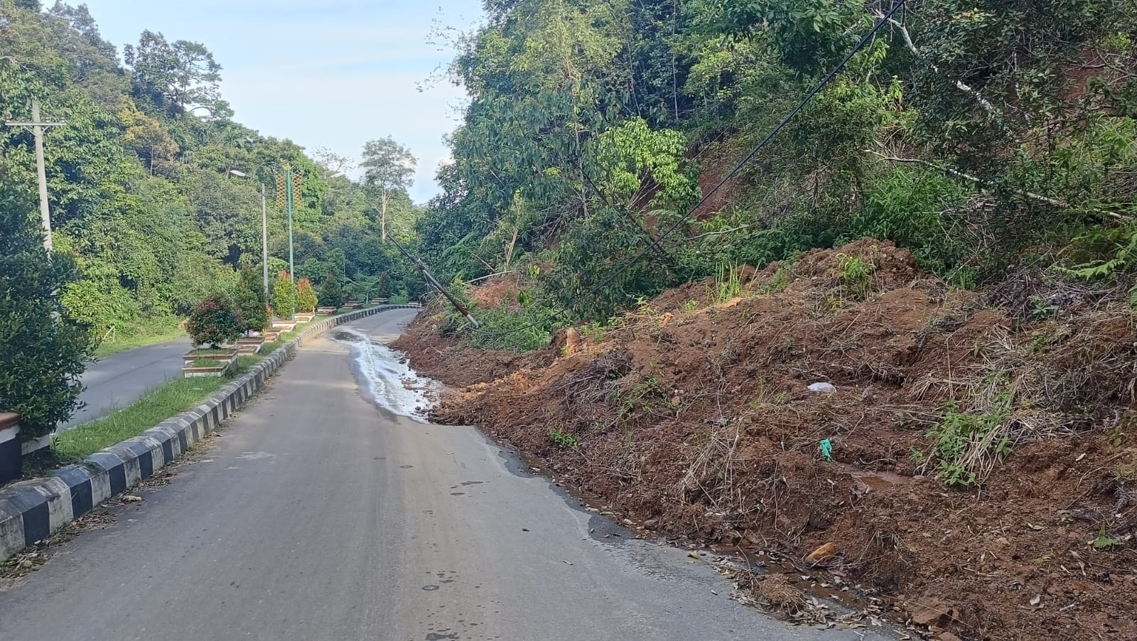 Jalan Dua Jalur Belakang Kantor Bupati Tapsel Rusak Parah Jalan Dua Jalur Belakang Kantor Bupati Tapsel Rusak Parah