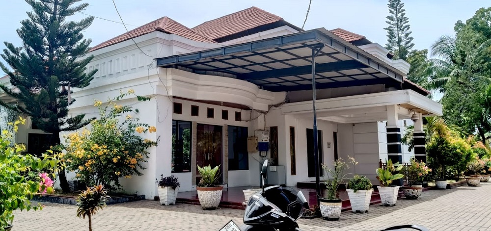 Sejak ditinggal mantan Bupati Pidie Fadhlullah TM Daud, rumah dinas Wakil Bupati Pidie terletak di Gampong China, sekarang disebut Gampong Kuala Pidie terlihat sepi, hanya beberapa petugas Satpol PP/WH, terlihat menjaga bangunan pendopo dua Pidie tersebut, Rabu (17/7). Waspada/Muhammad Riza