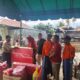 Terlihat dalam gambar, petugas BPBD dan Dinas Sosial Aceh Tenggara saat menyerahkan bantuan masa panik. Waspada/Seh Muhammad Amin