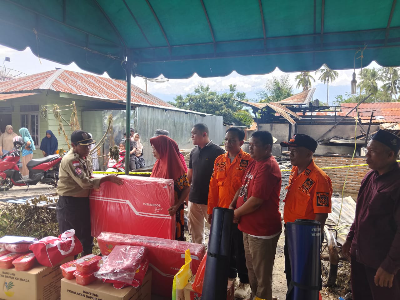 Terlihat dalam gambar, petugas BPBD dan Dinas Sosial Aceh Tenggara saat menyerahkan bantuan masa panik. Waspada/Seh Muhammad Amin
