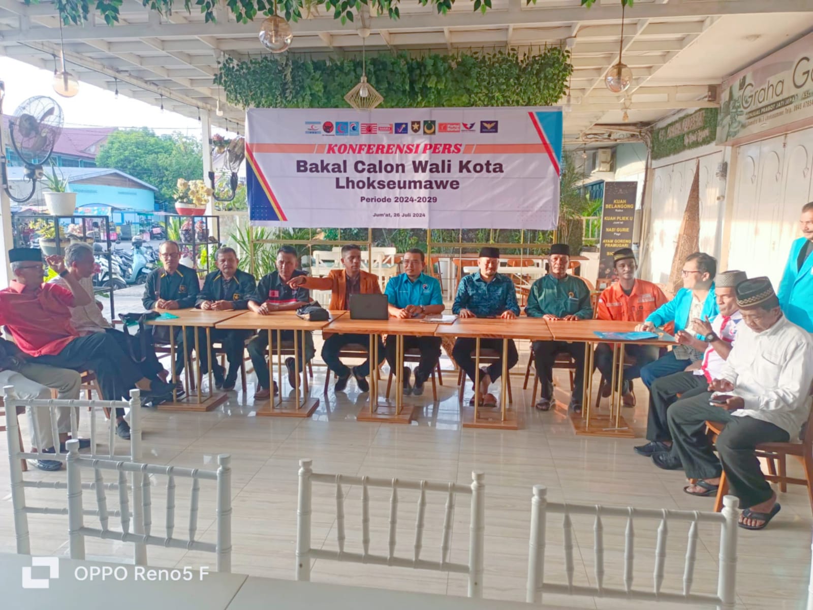 Koordinator Koalisi Lhokseumawe Hebat yang juga Ketua DPD Partai Gelora Kota Lhokseumawe, Dicky Saputra bersama dengan pimpinan 11 partai politik non parlemen di Kota Lhokseumawe mendeklarasikan dukungan kepada Ismail A Manaf sebagai bakal calon Wali Kota Lhokseumawe periode 2024-2029. Waspada/Ist