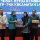 Pj Ketua TP PKK Aceh Besar Cut Rezki Handayani menyerahkan bingkisan kepada Ketua TP PKK Kecamatan Lhoong, Erlina, SPd pada pelepasan purna tugas di Meuligoe Bupati Aceh Besar, Kota Jantho, Kamis (4/7). (Waspada/Ist)