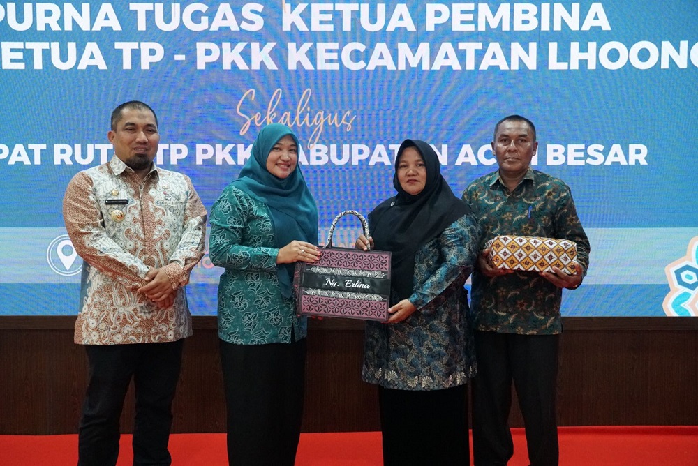 Pj Ketua TP PKK Aceh Besar Cut Rezki Handayani menyerahkan bingkisan kepada Ketua TP PKK Kecamatan Lhoong, Erlina, SPd pada pelepasan purna tugas di Meuligoe Bupati Aceh Besar, Kota Jantho, Kamis (4/7). (Waspada/Ist)