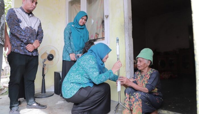 Lansia Gampong Teureubeh Terima Alat Bantu Jalan