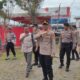 Kapolres Aceh Timur AKBP Nova Suryandaru SIK, didampingi Ketua KIP Aceh Timur Yusri, meninjau lokasi PSU di Peureulak, Aceh Timur, Jumat (5/7). Waspada/H. Muhammad Ishak