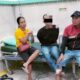 Personel Polsek Siantar Timur Polres Pematangsiantar bersama Bhabinkamtibmas Kel. Siopatsuhu mengamankan pria ASM (tiga kanan) karena dugaan depresi serta mengamuk dan menghancurkan barang-barang di rumahnya serta menyekap dua anaknya di kamar di Kel. Siopatsuhu, Sabtu (27/7) pukul 93:30.(Waspada-Ist).