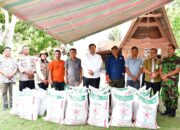 BUPATI Samosir, Vandiko Gultom saat memberikan bantuan pupuk gratis kepada kelompok tani. Waspada/Ist.