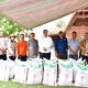 BUPATI Samosir, Vandiko Gultom saat memberikan bantuan pupuk gratis kepada kelompok tani. Waspada/Ist.