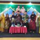 Dr.Muhammad Qorib MA dari PW Muhammadiyah Sumut (6 kanan) dan Dr. Mursal M.Ag dari PW Muhammadiyah Sumatera Barat (tengah) foto bersama dengan Wakil Rektor II UM Tapsel Dra.Samsidar Lubis, MA (5 kiri) dan peserta seminar di Aula UM Tapsel, Sabtu (27/7). Waspada/Mohot Lubis