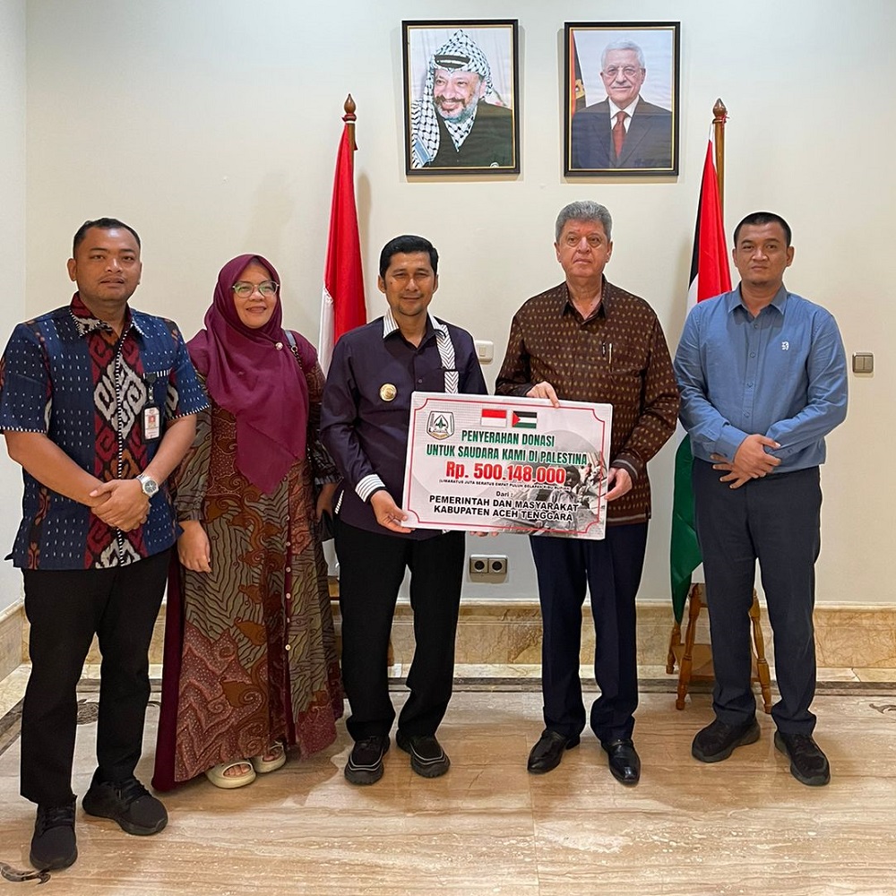 Pj Bupati Syakir saat menyerahkan bantuan terlihat dalam gambar. Waspada/Ist