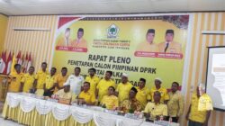 Ketua DPD II Partai Golkar Agara, Salim Fakhry saat membacakan surat keputusan empat nama Calon Pimpinan DPRK yang diusul. Waspada/Seh Muhammad Amin
